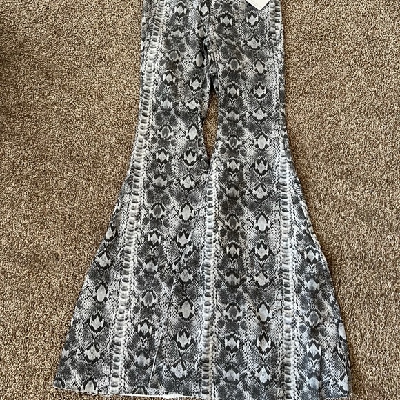 Women’s flare bottom snake print jeans. Size 24 - Picture 2 of 6